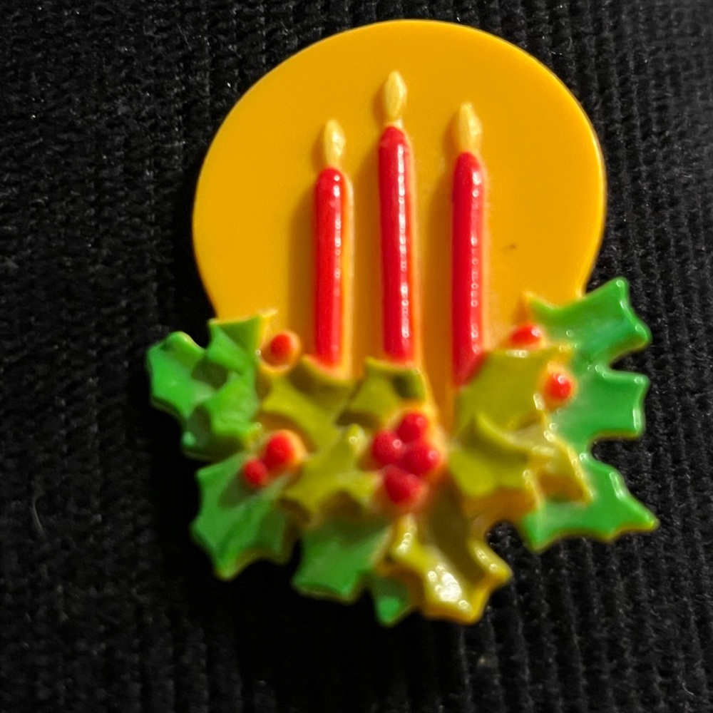 Vintage 1974 Hallmark Christmas Candles Holly Holiday Brooch Pin